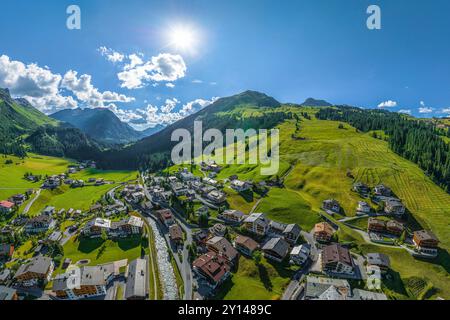 Lech am Arlberg, alpines Urlaubsziel in Westösterreich im Sommer von oben Stockfoto