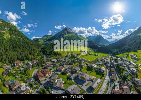 Lech am Arlberg, alpines Urlaubsziel in Westösterreich im Sommer von oben Stockfoto