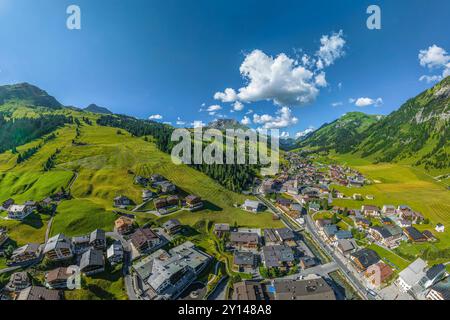Lech am Arlberg, alpines Urlaubsziel in Westösterreich im Sommer von oben Stockfoto