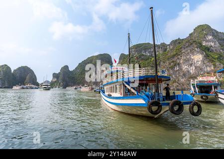 Ha Long Bay, Vietnam - 28. April 2024: Boote, die an der Surprise Grotto aka Hang Sung SOT in Ha Long Bay, Quang Ninh, Vietnam ankommen. Stockfoto