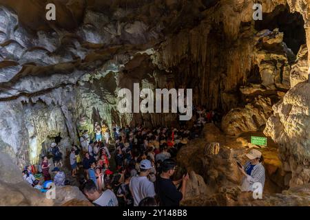 Riesige Menschenmassen in der Surprise Grotto alias Hang Sung SOT in Ha Long Bay Stockfoto