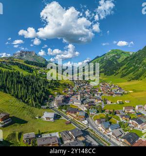 Lech am Arlberg, alpines Urlaubsziel in Westösterreich im Sommer von oben Stockfoto