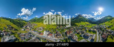 Lech am Arlberg, alpines Urlaubsziel in Westösterreich im Sommer von oben Stockfoto