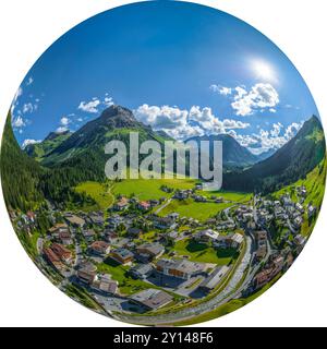 Lech am Arlberg, alpines Urlaubsziel in Westösterreich im Sommer von oben Stockfoto