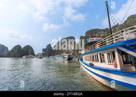 Ha Long Bay, Vietnam - 28. April 2024: Boote, die an der Surprise Grotto aka Hang Sung SOT in Ha Long Bay, Quang Ninh, Vietnam ankommen. Stockfoto