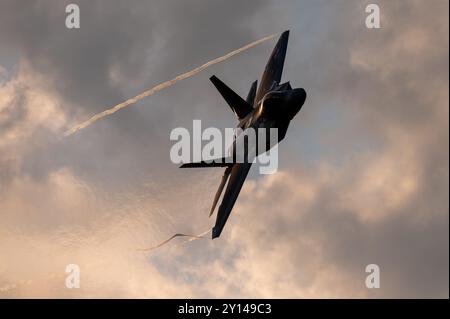 Major Samuel 'Razz' Larson, Kommandant und Pilot des F-22 Raptor Demonstration Teams, tritt auf der Flugschau Wings Over Batavia in Batavia auf. Stockfoto