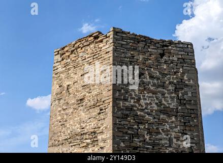 Überreste der Zeit: Stein Maueruhr Turm in Negotino, Mazedonien unter blauem Himmel Stockfoto