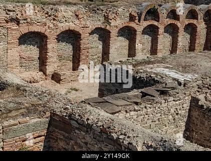 Bogenrahmen Mauer: Überreste der antiken mazedonischen Stadt, Stobi 359 v. Chr. Muster und Textur. Stockfoto