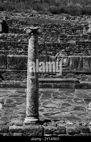 Antike Stobi-Säule: Zeitloses mazedonisches Erbe unter der Sommersonne. Schwarzweiß. Stockfoto