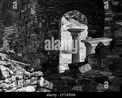 Gerahmte Säule durch Bogen: Ein Blick auf die antike mazedonische Stadt Stobi. Stockfoto