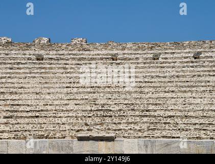 Das antike Amphitheater in Stobi: Ein mazedonisches Wahrzeichen unter dem heißen Sommerhimmel. 359 v. chr. Stockfoto