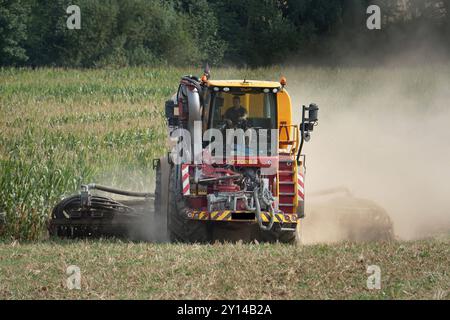 Landwirtschaft-auf einem Acker in Abbecke bei Einbeck in Niedersachsen, bringt ein Landwirt per Vredo Guelleselbstfahrer 21000 V Gaersubstrat und Schweineguelle auf Ackerboden aus. Landwirtschaft-Gaerreste und Guelle ausbringen auf Ackerboden. *** Landwirtschaft auf einem Feld in Abbecke bei Einbeck in Niedersachsen bringt ein Landwirt mit einer selbstfahrenden Vredo-Spritze 21000 V Gärsubstrat und Schweinedung auf Ackerland aus Landwirtschaft Vermehrung Gärungsrückstände und Dung auf Ackerland Stockfoto