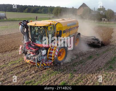 Landwirtschaft-auf einem Acker in Abbecke bei Einbeck in Niedersachsen, bringt ein Landwirt per Vredo Guelleselbstfahrer 21000 V Gaersubstrat und Schweineguelle auf Ackerboden aus. Landwirtschaft-Gaerreste und Guelle ausbringen auf Ackerboden. *** Landwirtschaft auf einem Feld in Abbecke bei Einbeck in Niedersachsen bringt ein Landwirt mit einer selbstfahrenden Vredo-Spritze 21000 V Gärsubstrat und Schweinedung auf Ackerland aus Landwirtschaft Vermehrung Gärungsrückstände und Dung auf Ackerland Stockfoto