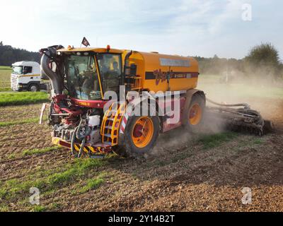 Landwirtschaft-auf einem Acker in Abbecke bei Einbeck in Niedersachsen, bringt ein Landwirt per Vredo Guelleselbstfahrer 21000 V Gaersubstrat und Schweineguelle auf Ackerboden aus. Landwirtschaft-Gaerreste und Guelle ausbringen auf Ackerboden. *** Landwirtschaft auf einem Feld in Abbecke bei Einbeck in Niedersachsen bringt ein Landwirt mit einer selbstfahrenden Vredo-Spritze 21000 V Gärsubstrat und Schweinedung auf Ackerland aus Landwirtschaft Vermehrung Gärungsrückstände und Dung auf Ackerland Stockfoto