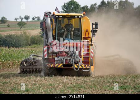 Landwirtschaft-auf einem Acker in Abbecke bei Einbeck in Niedersachsen, bringt ein Landwirt per Vredo Guelleselbstfahrer 21000 V Gaersubstrat und Schweineguelle auf Ackerboden aus. Landwirtschaft-Gaerreste und Guelle ausbringen auf Ackerboden. *** Landwirtschaft auf einem Feld in Abbecke bei Einbeck in Niedersachsen bringt ein Landwirt mit einer selbstfahrenden Vredo-Spritze 21000 V Gärsubstrat und Schweinedung auf Ackerland aus Landwirtschaft Vermehrung Gärungsrückstände und Dung auf Ackerland Stockfoto