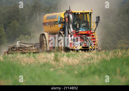 Landwirtschaft-auf einem Acker in Abbecke bei Einbeck in Niedersachsen, bringt ein Landwirt per Vredo Guelleselbstfahrer 21000 V Gaersubstrat und Schweineguelle auf Ackerboden aus. Landwirtschaft-Gaerreste und Guelle ausbringen auf Ackerboden. *** Landwirtschaft auf einem Feld in Abbecke bei Einbeck in Niedersachsen bringt ein Landwirt mit einer selbstfahrenden Vredo-Spritze 21000 V Gärsubstrat und Schweinedung auf Ackerland aus Landwirtschaft Vermehrung Gärungsrückstände und Dung auf Ackerland Stockfoto