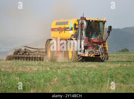 Landwirtschaft-auf einem Acker in Abbecke bei Einbeck in Niedersachsen, bringt ein Landwirt per Vredo Guelleselbstfahrer 21000 V Gaersubstrat und Schweineguelle auf Ackerboden aus. Landwirtschaft-Gaerreste und Guelle ausbringen auf Ackerboden. *** Landwirtschaft auf einem Feld in Abbecke bei Einbeck in Niedersachsen bringt ein Landwirt mit einer selbstfahrenden Vredo-Spritze 21000 V Gärsubstrat und Schweinedung auf Ackerland aus Landwirtschaft Vermehrung Gärungsrückstände und Dung auf Ackerland Stockfoto