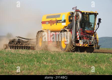 Landwirtschaft-auf einem Acker in Abbecke bei Einbeck in Niedersachsen, bringt ein Landwirt per Vredo Guelleselbstfahrer 21000 V Gaersubstrat und Schweineguelle auf Ackerboden aus. Landwirtschaft-Gaerreste und Guelle ausbringen auf Ackerboden. *** Landwirtschaft auf einem Feld in Abbecke bei Einbeck in Niedersachsen bringt ein Landwirt mit einer selbstfahrenden Vredo-Spritze 21000 V Gärsubstrat und Schweinedung auf Ackerland aus Landwirtschaft Vermehrung Gärungsrückstände und Dung auf Ackerland Stockfoto