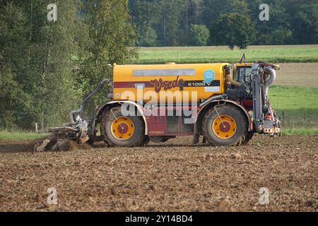 Landwirtschaft-auf einem Acker in Abbecke bei Einbeck in Niedersachsen, bringt ein Landwirt per Vredo Guelleselbstfahrer 21000 V Gaersubstrat und Schweineguelle auf Ackerboden aus. Landwirtschaft-Gaerreste und Guelle ausbringen auf Ackerboden. *** Landwirtschaft auf einem Feld in Abbecke bei Einbeck in Niedersachsen bringt ein Landwirt mit einer selbstfahrenden Vredo-Spritze 21000 V Gärsubstrat und Schweinedung auf Ackerland aus Landwirtschaft Vermehrung Gärungsrückstände und Dung auf Ackerland Stockfoto