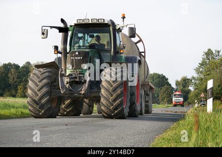 Landwirtschaft-auf einem Acker in Abbecke bei Einbeck in Niedersachsen, bringt ein Landwirt per Vredo Guelleselbstfahrer 21000 V Gaersubstrat und Schweineguelle auf Ackerboden aus. Landwirtschaft-Gaerreste und Guelle ausbringen auf Ackerboden. *** Landwirtschaft auf einem Feld in Abbecke bei Einbeck in Niedersachsen bringt ein Landwirt mit einer selbstfahrenden Vredo-Spritze 21000 V Gärsubstrat und Schweinedung auf Ackerland aus Landwirtschaft Vermehrung Gärungsrückstände und Dung auf Ackerland Stockfoto