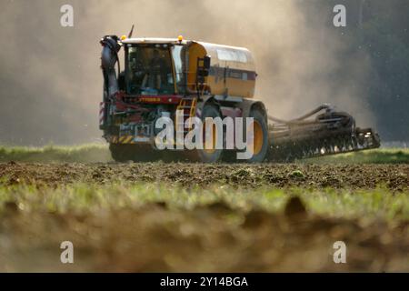 Landwirtschaft-auf einem Acker in Abbecke bei Einbeck in Niedersachsen, bringt ein Landwirt per Vredo Guelleselbstfahrer 21000 V Gaersubstrat und Schweineguelle auf Ackerboden aus. Landwirtschaft-Gaerreste und Guelle ausbringen auf Ackerboden. *** Landwirtschaft auf einem Feld in Abbecke bei Einbeck in Niedersachsen bringt ein Landwirt mit einer selbstfahrenden Vredo-Spritze 21000 V Gärsubstrat und Schweinedung auf Ackerland aus Landwirtschaft Vermehrung Gärungsrückstände und Dung auf Ackerland Stockfoto