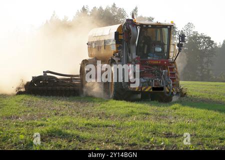 Landwirtschaft-auf einem Acker in Abbecke bei Einbeck in Niedersachsen, bringt ein Landwirt per Vredo Guelleselbstfahrer 21000 V Gaersubstrat und Schweineguelle auf Ackerboden aus. Landwirtschaft-Gaerreste und Guelle ausbringen auf Ackerboden. *** Landwirtschaft auf einem Feld in Abbecke bei Einbeck in Niedersachsen bringt ein Landwirt mit einer selbstfahrenden Vredo-Spritze 21000 V Gärsubstrat und Schweinedung auf Ackerland aus Landwirtschaft Vermehrung Gärungsrückstände und Dung auf Ackerland Stockfoto