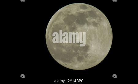 Aleppo, Syrien. 26. April 2021. Der so genannte rosa Supermond ist vom Himmel der Aleppo-Landschaft aus auf halbem Weg durch den islamischen Monat Ramadan zu sehen. Der Vollmond im April 2021 erscheint 30 Prozent heller und 14 Prozent größer als der vorherige Vollmond und markiert die Mitte des Ramadan. Der Mond ist im Islam von besonderer Bedeutung, da der islamische Kalender ein Mondkalender ist, bei dem der Monat Ramadan mit der Sichtung des Halbmondes beginnt. Im islamischen Kalender entspricht der 26. April 2021 14 Ramadan 1442 Hijri Stockfoto