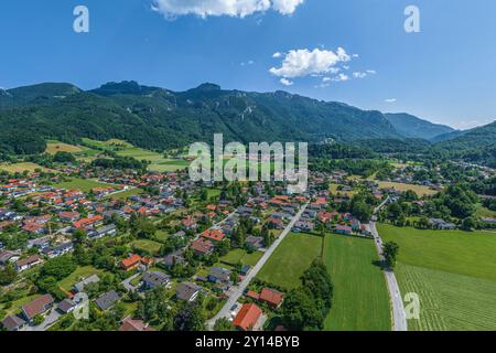 Luftaufnahme nach Aschau im oberbayerischen Chiemgau im Sommer Stockfoto