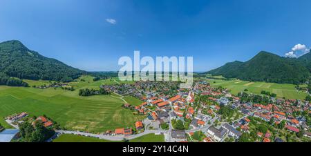 Luftaufnahme nach Aschau im oberbayerischen Chiemgau im Sommer Stockfoto