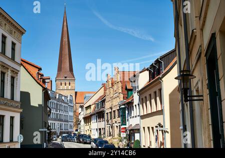 Schöne zentrale Lohgerberstraße in Rostock, Deutschland an einem sonnigen Tag. Historische Straße Lohgerberstraße in Rostock, Region Mecklenburg Vorpommern Stockfoto