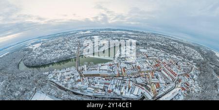 Die bayerische Stadt Landsberg am Lech von oben an einem kalten Wintertag Stockfoto