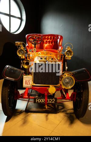 Alte Oldtimer im Louwman Museum, die Automobilbranche produziert seit 1887. Sie befindet sich in den Haag, in den Niederlanden Stockfoto