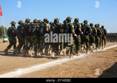 Aleppo, Syrien. Juli 2021. Im nordsyrischen Land Afrins findet eine militärische Zeremonie für den Abschluss von 2.500 Kämpfern der syrischen Nationalarmee (SNA) statt. Viele Kämpfer der SNA marschierten im Gebiet von Scheich Hadid in Afrin im Nordwesten Aleppos, während andere Motorräder und Pferde fuhren. Bilder von getöteten Kämpfern der syrischen Nationalarmee sowie die Flagge der syrischen Opposition und die türkische Flagge wurden bei der Veranstaltung gezeigt. Die SNA ist eine Koalition bewaffneter syrischer Gruppen, die gegen die Regierung von Präsident Bashar Al-Assad sind und mit der Türkei verbündet sind. Der Kopf der Syri Stockfoto