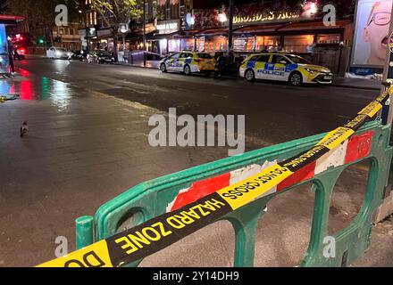 London, Großbritannien. September 2024. Rettungsdienste am Ort eines Säureangriffs, der am 4. September 2024 in der Kilburn High Road stattfand. Ein Mann wird derzeit im Krankenhaus für etwas behandelt, was man als keine lebensbedrohlichen Verletzungen glaubt. Foto: Ben Cawthra/SIPA USA Credit: SIPA USA/Alamy Live News Stockfoto