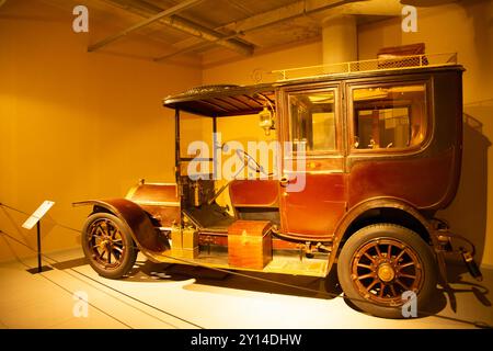 Alte Oldtimer im Louwman Museum, die Automobilbranche produziert seit 1887. Sie befindet sich in den Haag, in den Niederlanden Stockfoto