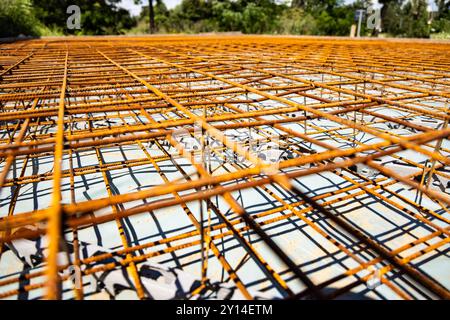 Bewehrungskonstruktion für Betonplatten auf einer Baustelle Stockfoto