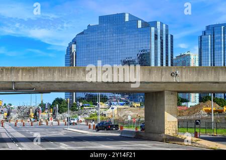 Toronto, Kanada - 2. September 2024: Hochbrücke des Scarborough Rapid Transit (SRT) mit Abriss im Hintergrund. Das System war uneinheitlich Stockfoto