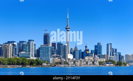 Toronto, Kanada - 2. September 2024: Stadtlandschaft und Stadtteil an einem klaren blauen Himmel mit Blick auf das Ufer des Ontario-Sees. Stockfoto