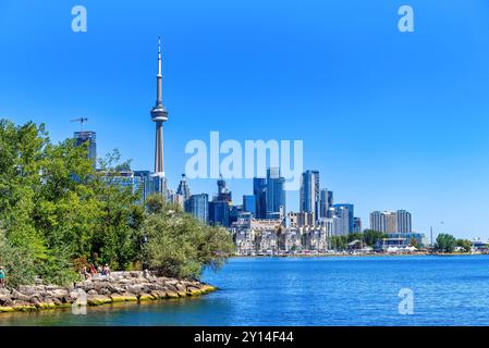 Toronto, Kanada - 2. September 2024: Stadtlandschaft und Stadtteil an einem klaren blauen Himmel mit Blick auf das Ufer des Ontario-Sees. Stockfoto