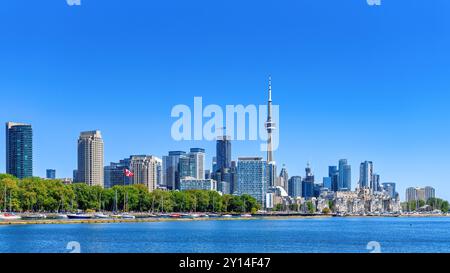 Toronto, Kanada - 2. September 2024: Stadtlandschaft und Stadtteil an einem klaren blauen Himmel mit Blick auf das Ufer des Ontario-Sees. Stockfoto