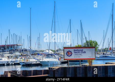 Toronto, Kanada - 2. September 2024: Zeichen des National Yacht Club an einem Yachthafen am Ufer des Lake Ontario. Stockfoto