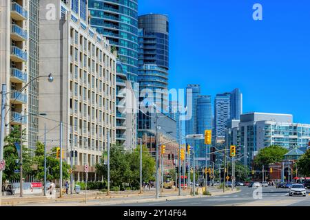 Toronto, Kanada - 2. September 2024: Stadtlandschaft mit moderner Architektur am Lake Shore Boulevard, einer bekannten Gegend. Stockfoto