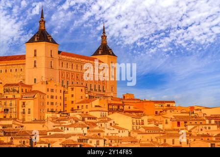Toledo, Spanien. Altstadt auf der anderen Seite des Flusses Tajo und Alcazar im goldenen Sonnenuntergang, Castilla La Mancha. Stockfoto