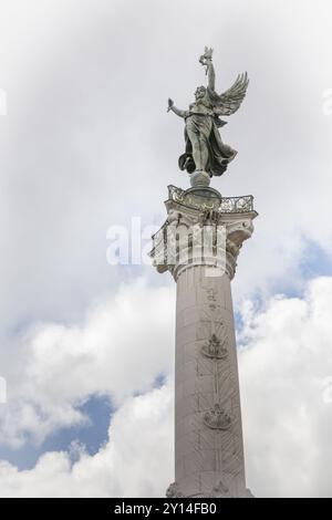 Statue auf der Säule von Dumilatre und Rich, Monument aux Girondins, Place des Quinconces, Bordeaux, Frankreich Stockfoto