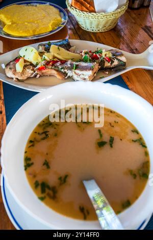 Bors de Peste oder rumänische Fischsuppe ist ein traditionelles Gericht, das heiß serviert wird und mit einer Scheibe knuspriger Polenta (Mamaliga) garniert wird. Lokales Gericht aus dem Donautal Stockfoto