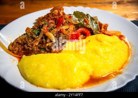 Karpfen Saramura, traditionelles rumänisches Fischgericht garniert mit Polenta, Donaudelta in Dobruja. Saramura ist rumänische Sole zum Marinieren der Fo Stockfoto