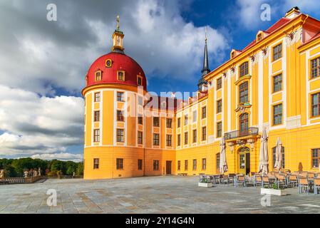 Sachsen, Deutschland. Schloss Moritzburg, barockes Wahrzeichen in Europa - umgeben von einem See. Hintergrund des Reisekonzepts. Stockfoto