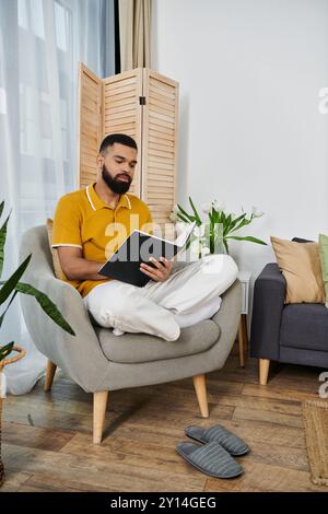 Ein gut gekleideter Mann liest gerne in einer stilvollen, entspannten Umgebung. Stockfoto