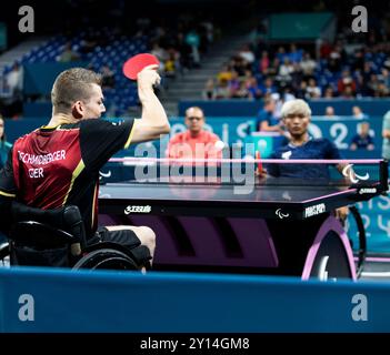 Paris, Frankreich. September 2024. PARIS, FRANKREICH - SEPTEMBDER 05: Thomas SCHMIDBERGER (GER), Startclass WK3 fordert Yuttajak Glinbancheun (THA) beim MS3 Seminfinal der Männer während der Para Tischtennis der Paralympischen Sommerspiele 2024 in der Pariser Arena am 5. September 2024 in Paris, Frankreich. (Quelle: Mika Volkmann/Alamy Live News Stockfoto