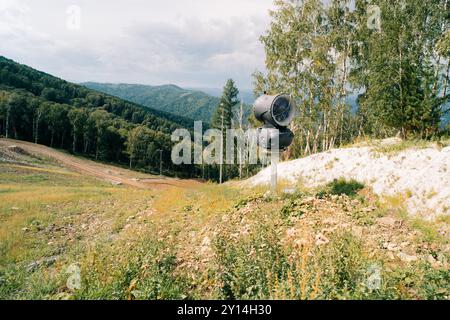 Schneekanone auf der Skipiste im Sommer. Hochwertige Fotos Stockfoto